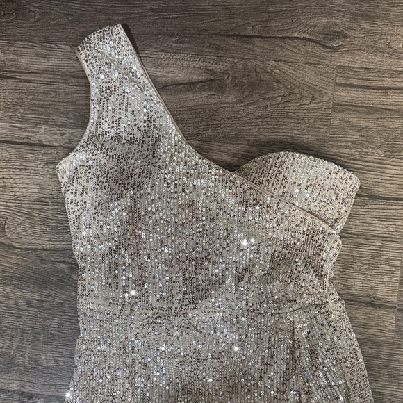 Elegant Gold Sequin One-Shoulder Dress - Picture 4 of 9